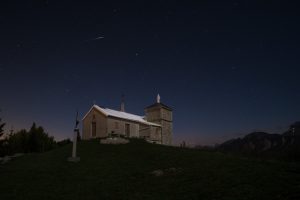 La chapelle et son étoile filante