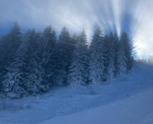 Cache Cache avec le soleil sur les skis – 012023